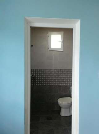 Гостевой дом Guest House on Petre Iberi Гонио Трехместный номер с собственной ванной комнатой-5